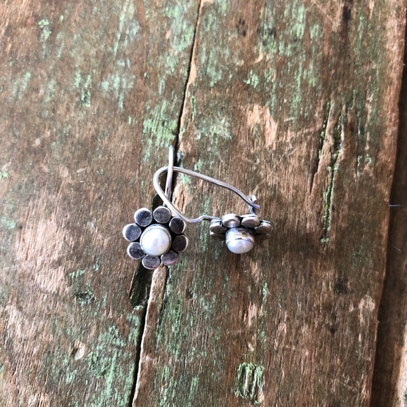 Jewelry - Sterling silver flower ear rings